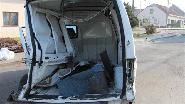Snímek z nehody v obci Sušice na Přerovsku, kde řidič dodávky Citroën Jumper ve středu ráno zřejmě nedal přednost nákladnímu vozu Scania. (5. prosince 2013)