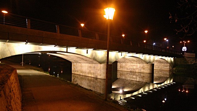 Nasvícený kamenný most přes Sázavu v Dolní ulici se za tmy stává jednou z dominant Havlíčkova Brodu. Osvětlení zajišťuje 50 speciálních reflektorů. Město ho však zapíná jen při slavnostních příležitostech.