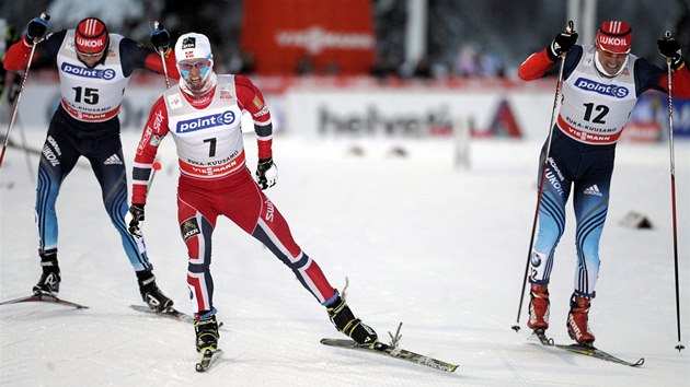 Martin Sundby (v erveném) ve finii stíhacího závodu v Kuusamu.  