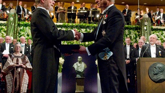George Smith z Bell Laboratories přebírá Nobelovu cenu za fyziku z rukou švédského krále Karla XVI. Gustava v Koncertní síni ve Stockholmu (2009).