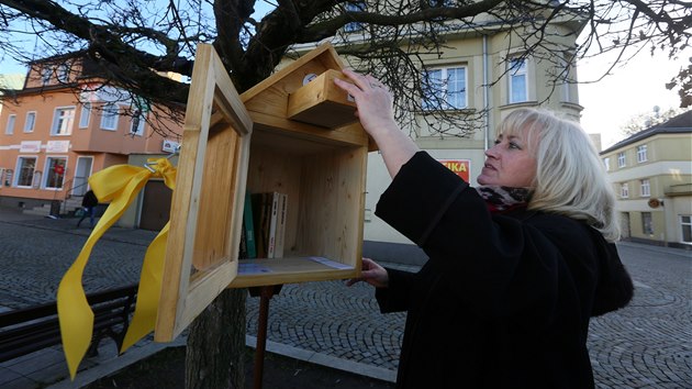 Iveta Rumanová z chodovské knihovny ukazuje novinku na náměstí. Miniknihovnu, která slouží k výměně a sdílení knih.