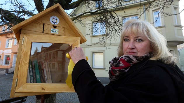 Iveta Rumanová z chodovské knihovny ukazuje novinku na náměstí. Miniknihovnu, která slouží k výměně a sdílení knih.