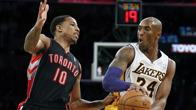 Kobe Bryant (vpravo) z Los Angeles Lakers v souboji s DeMarem DeRozanem z Toronta.