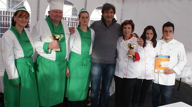 Vítězové soutěže o nejlepší bramborový salát s šéfem poroty Jirkou Babicou (vlevo senior tým, vpravo junior tým)