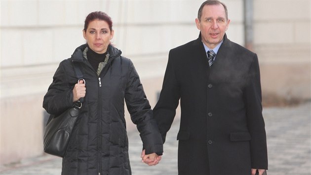 Kateina Pancov a Petr Kott pili v ter k soudu ruku v ruce, poprv od proputn z vazby.