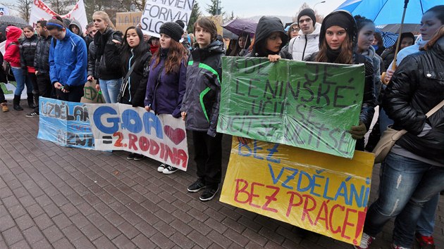 Demonstrace student a pedagog ped Krajskm adem Karlovarskho kraje proti plnovanmu ruen stednch kol v Nejdku a Chodov.