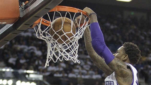 Ben McLemore ze Sacramenta smeuje do koe LA Lakers.