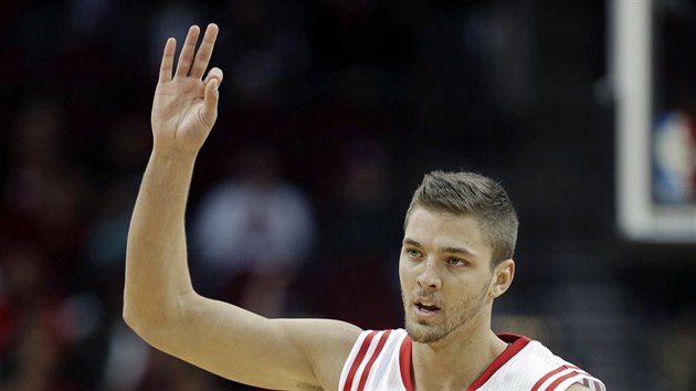 Chandler Parsons z Houstonu slav spnou stelu za ti body.