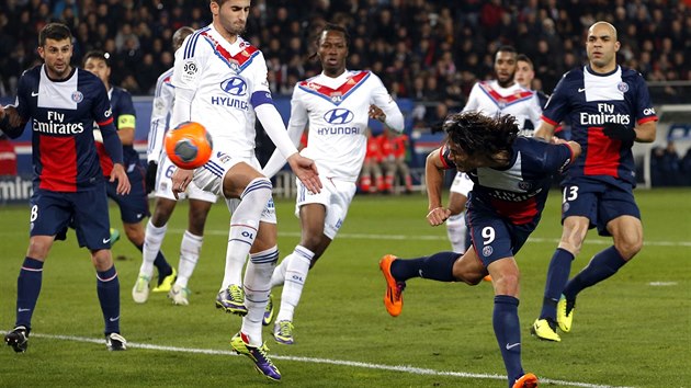 A U TAM LET... Edinson Cavani (s slem 9) hlavou stl prvn gl Paris St. Germain v duelu proti Lyonu.