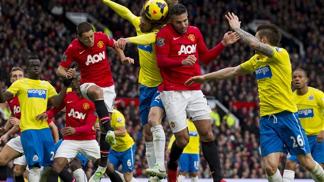 TVRD STET DVOU HLAV. Do hlavikovho souboje se dostal Robin van Persie z Manchesteru United (v boji o m vpravo) a Fabrizio Coloccini z Newcastlu. Na dal bitvy o baln bylo pipraveno hned nkolik dalch dvojic protivnk.