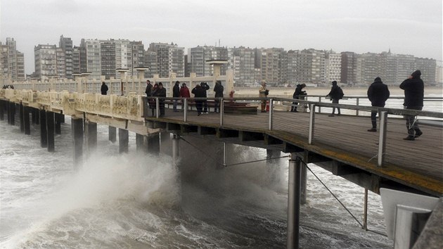 Vlny lomcuj s mostem v nmeckm Blankenberge. 