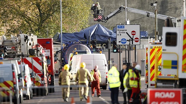 Ulice u baru The Clutha v Glasgow je uzaven, na mst v nedli 1. prosince stle pracovali zchrani a hasii, kte se snaili najt zbyl lidi uvzl v troskch a vyzvednout z budovy trosky helikoptry.