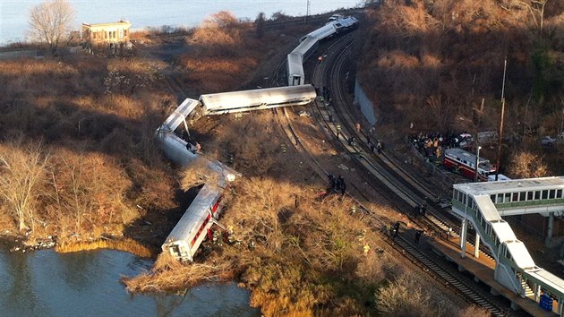 V newoyrsk tvrti Bronx vykolejil vlak. Nehoda se neobela bez ztrt na ivotech (New York, 1. prosince 2013)