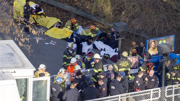 Hasii a zchrani se staraj o rann z vlaku, kter vykolejil ve tvrti Bronx v New Yorku (USA, 1. prosince 2013)