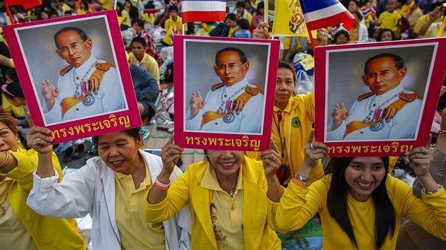 Oslavy narozenin krle peruily thajsk nepokoje. Oslav se zastnili tisce lid odn do lut, kter je tradin povaovna za krlovskou barvu.