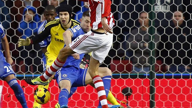 TREFA. Peter Crouch ze Stoke posl m za zda branke Petra echa z Chelsea.