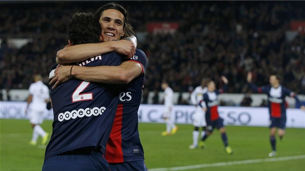 VEDOUC GL. Paany poslal do veden Thiago Silva (zdy), gratuluje mu Edinson Cavani.