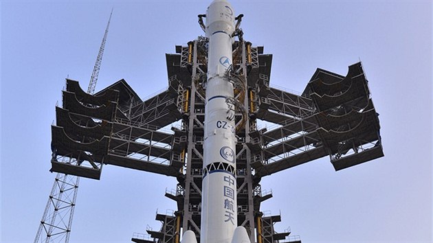 Raketa Long March 3B nesoucí měsíční sondu Čchang E-3 připravená na odpalovací rampě