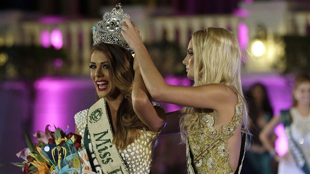 Miss Earth 2012 Tereza Fajksová odevzdala korunku krásy Venezuelance Alyz...