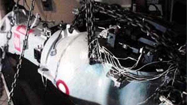 Fotografie pozen Mezinrodn agenturou pro jadernou bezpenost zachycuje st ukradenho nkladu s radioaktivnm lkaskm materilem. (6. 12. 2013)