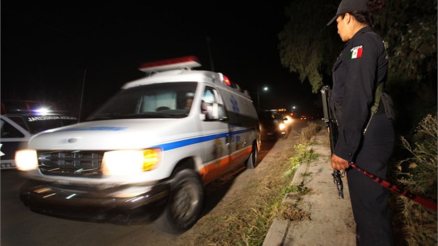 Policista u mexick vesnice Hueypoxtla, kde zlodji tento tden nechali nkladn vz s radioaktivnm materilem. (6. 12. 2013)