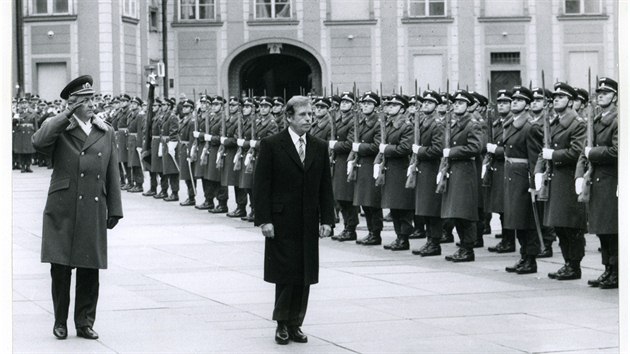 Vclav Havel krtce po svm zvolen eskoslovenskm prezidentem 29. prosince 1989 pehl jednotky Hradn stre v doprovodu ministra nrodn obrany genpor. Miroslava Vacka.