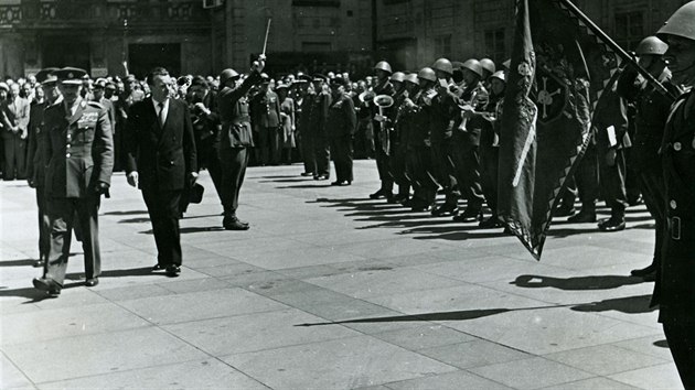 Prezident Klement Gottwald s Hudbou Hradn stre po svm zvolen 14. ervna 1948