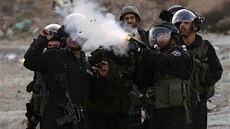 Izraelští pohraničníci střílí granáty se slzným plynem po palestinských...
