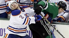 BOLESTIVÝ SOUBOJ. Jeff Petry (vlevo) z Edmontonu a Jamie Benn z Dallasu.