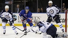 OND�EJ PAVELEC ZASAHUJE. �eský branká� vychytal výhru Winnipeguv na led�