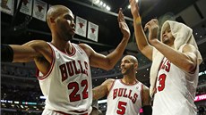 Basketbalisté Chicaga Taj Gibson (vlevo), Carlos Boozer a Joakim Noah (s