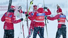 OSLAVNÝ TANE�EK. Norské b�kyn� na ly�ích po vít�zství ve �tafet� na 4x5 km v