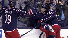 JAKO HERTL. Hokejista Nick Foligno z Columbusu (uprost�ed) skóroval v NHL