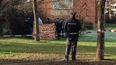 Policie u nálezu mrtvého muže na rohu ulic Ostružinová a Tulipánová na pražském...