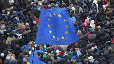 V centru Kyjeva se se�ly statisíce demonstrant�. Cht�jí sblí�ení své zem� s EU