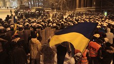 Demonstranti  a policejní tkoodnci v centru Kyjeva (9. prosince 2013)