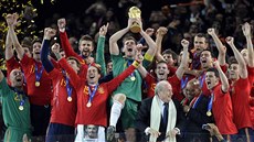 POHÁR JE NÁŠ! Španělští fotbalisté oslavují vítězství ve finále mistrovství