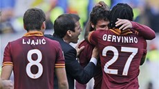 VYDŘENÁ VÝHRA. Fotbalisté AS Řím se radují z gólu, který vstřelil Mattia Destro