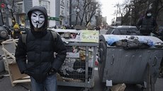 V Kyjevu rostou barikády. Modro-lutá revoluce pokrauje