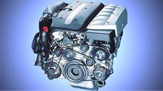 �adový �estiválec Mercedesu. Turbodiesel 3 222 ccm 320 CDI (OM 613) s výkonem...