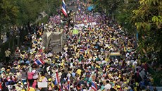 Dav demonstrant míí k úadu thajské vlády. Poadují demisi premiérky...