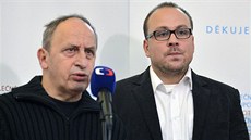 Vladimír Sitta p�evzal v Praze z rukou moderátora Jana Krause (vlevo) Cenu za