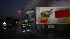 Kamion ho�el na parkovi�ti u supermarketu mezi panelovými domy na bud�jovickém...