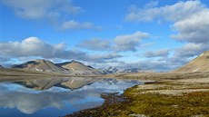 Modrá obloha se odrá�í v jezeru v Tordalen.