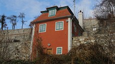 Domek Egona Schieleho stojí u �eky Vltavy v �eském Krumlov�.