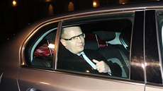 Pedseda SSD Bohuslav Sobotka odjídí z jednání s prezidentem Miloem Zemanem...