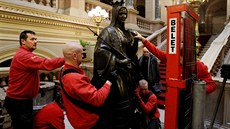 St�hování soch z Národního muzea do dílen, kde se o n� postarají restauráto�i.