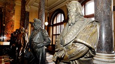 Stěhování soch z Národního muzea do dílen, kde se o ně postarají restaurátoři.
