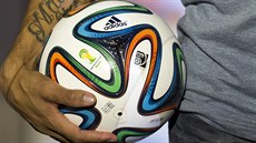 BRAZUCA Brazilský fotbalista Hernanes ukazuje mí pro mistrovství svta 2014 v...