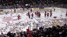 Plyáci zasypali led hokejového stadionu v Calgary poté, kdy vstelil hrá...